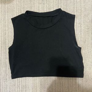 women’s black crop top